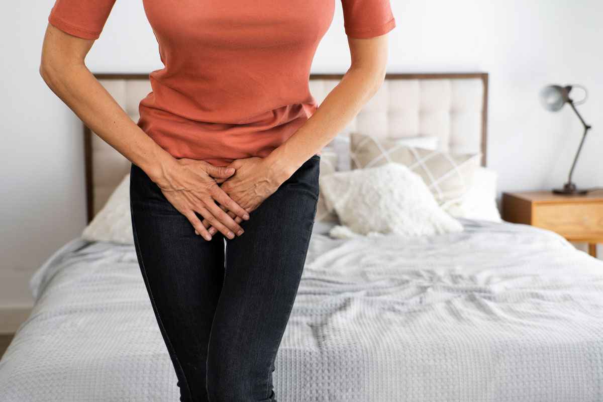 Mujer con infección de orina. En la Clínica Axial de fisioterapia en Barcelona tratamos este problema con Indiba