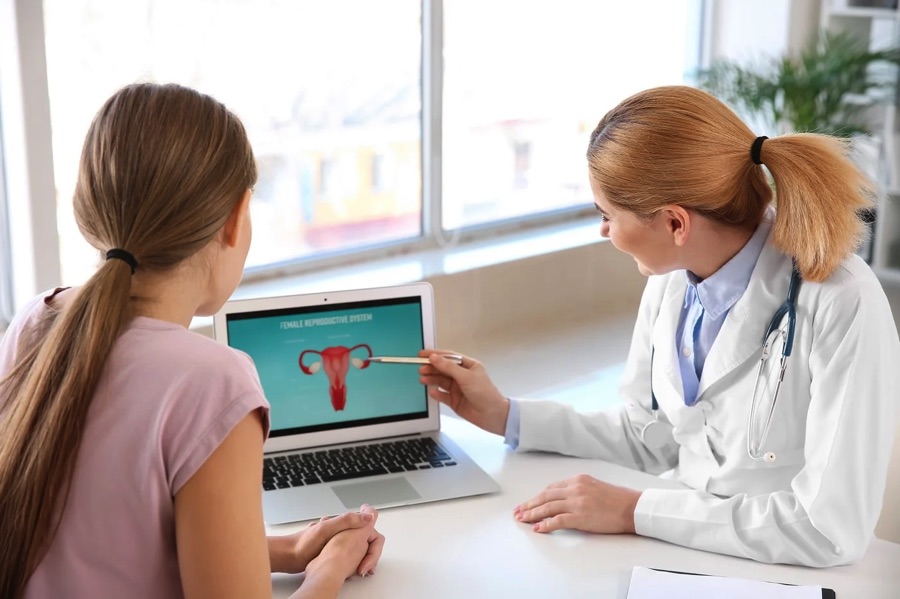 Fisioterapeuta del suelo pélvico explicando a una mujer el origen de su vaginismo. Imagen que representa el servicio de vaginismo Barcelona del centro de Fisioterapia Clínica Axial