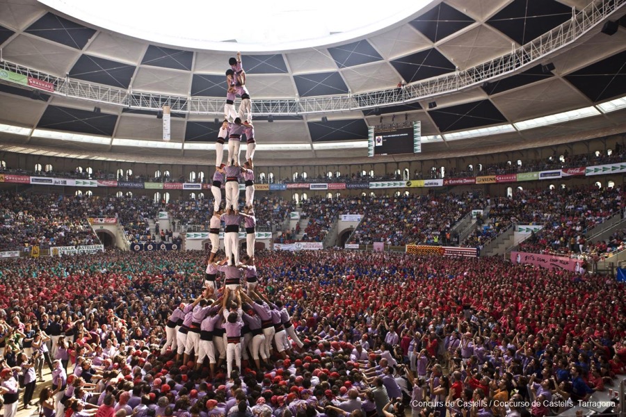 castellers, torres humanas símbolo de la cultura, tradición y fiestas de Barcelona y Cataluña